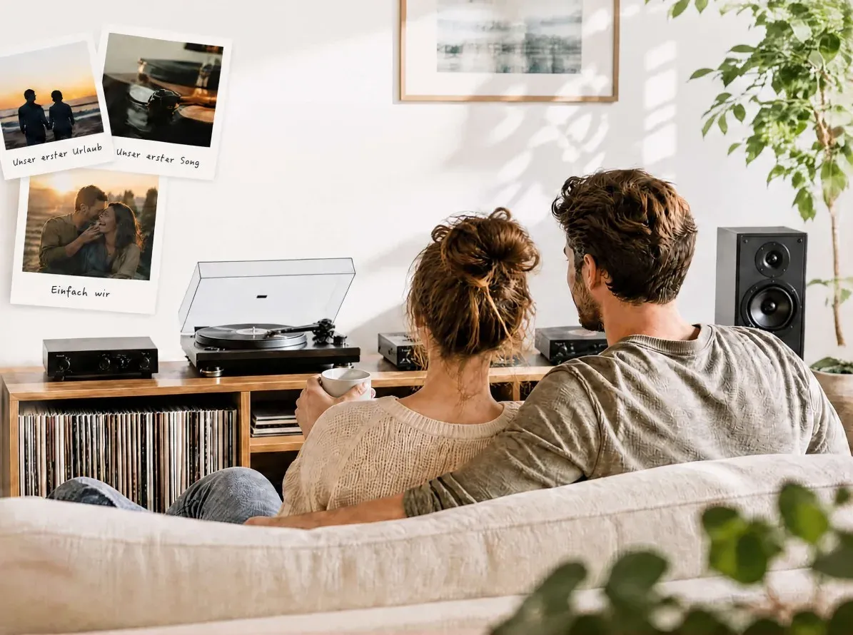 Paar h&ouml;rt Schallplatten im Wohnzimmer